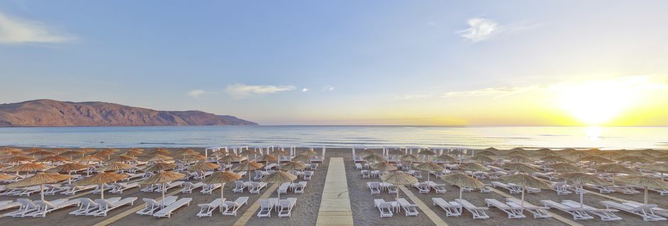Stranden vid Anemos Luxury Grand Resort i Georgiopolis.