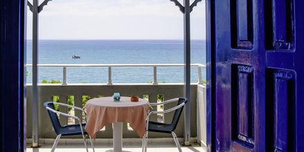 Terrass på hotell Angela Beach i Votsalakia på Samos, Grekland.