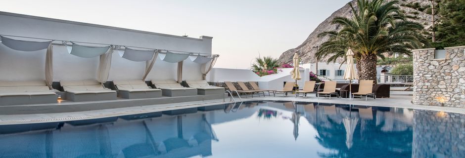 Poolområdet på hotell Antinea i Kamari på Santorini, Grekland.