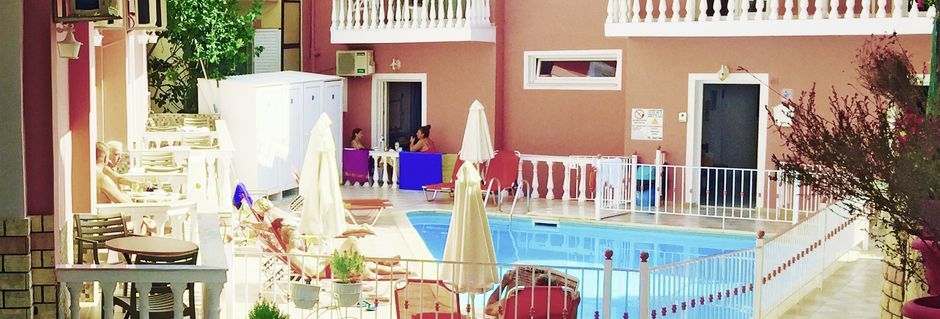 Poolområdet på hotell Antonis i Parga, Grekland.