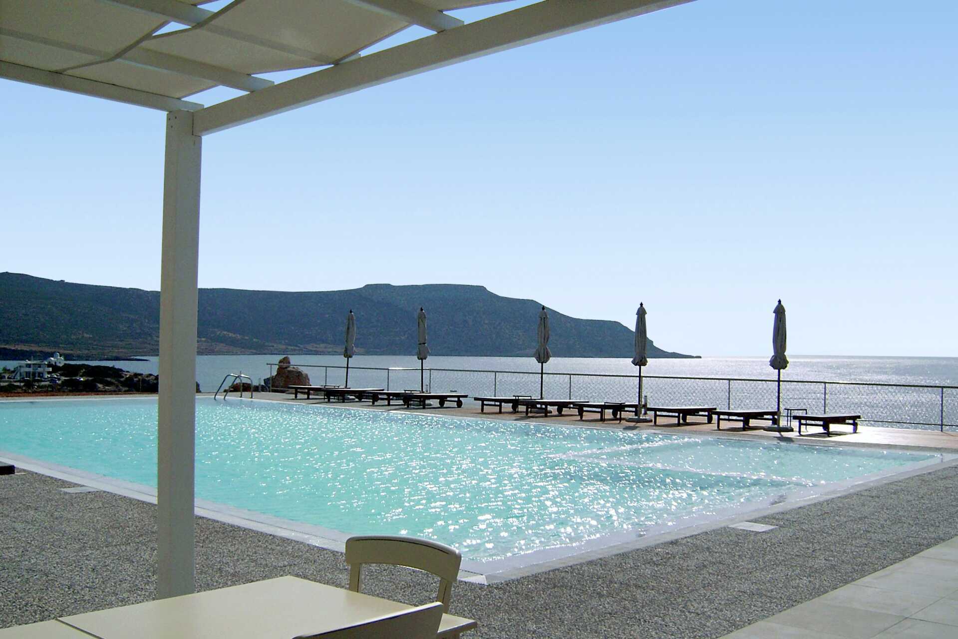 Poolområdet på hotell Apolis, Karpathos.