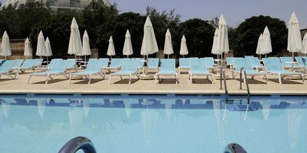 Superiorrum med uteplats med delad pool på hotell Apollo Mondo Family Gold Island i Alanya, Turkiet.