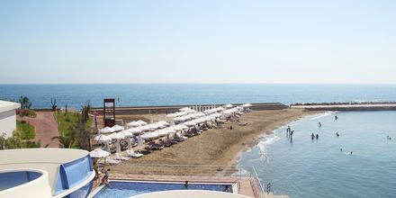 Pool och strand på hotell Apollo Mondo Selected Gold Island i Alanya, Turkiet.
