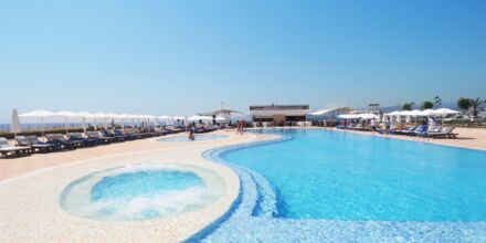 Poolområde på hotell Apollo Mondo Selected Gold Island i Alanya, Turkiet.