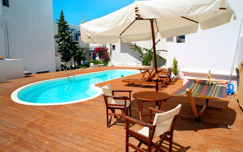 Poolområdet på hotell Apollon på Milos, Grekland.
