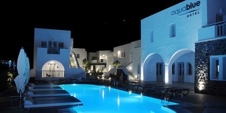 Poolområdet på hotell Aqua Blue i Perissa på Santorini, Grekland.