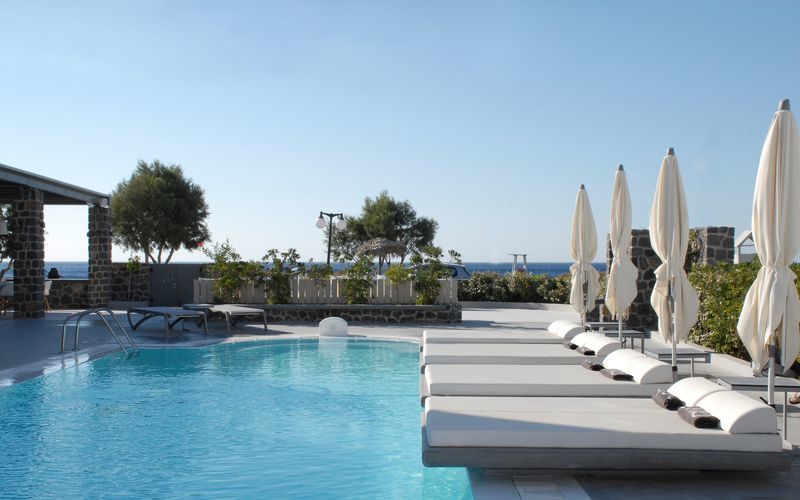 Poolområdet på hotell Aqua Blue i Perissa på Santorini, Grekland.