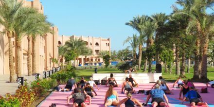 Yoga och andra roliga gruppträningspass på hotell Aqua Vista i Hurghada, Egypten.