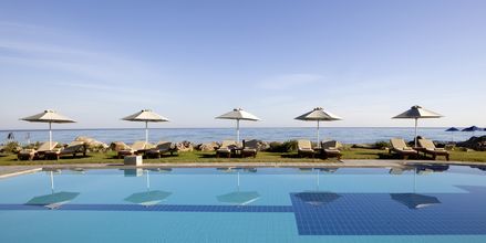 Poolområde på hotell Aquila Rithymna Beach på Kreta, Grekland.