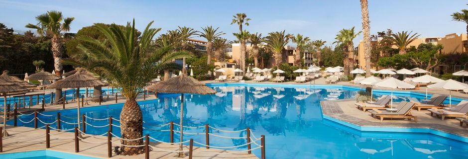 Poolområde på hotell Aquila Rithymna Beach på Kreta, Grekland.