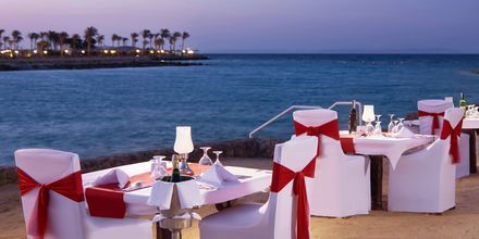 Romantisk middag vid havet på hotell Arabella Azur Resort i Hurghada, Egypten.