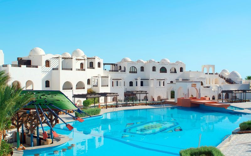 Poolområdet på hotell Arabella Azur Resort i Hurghada, Egypten.