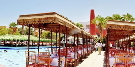 Restaurang vid poolen på Arabia Azur Resort i Hurghada, Egypten.