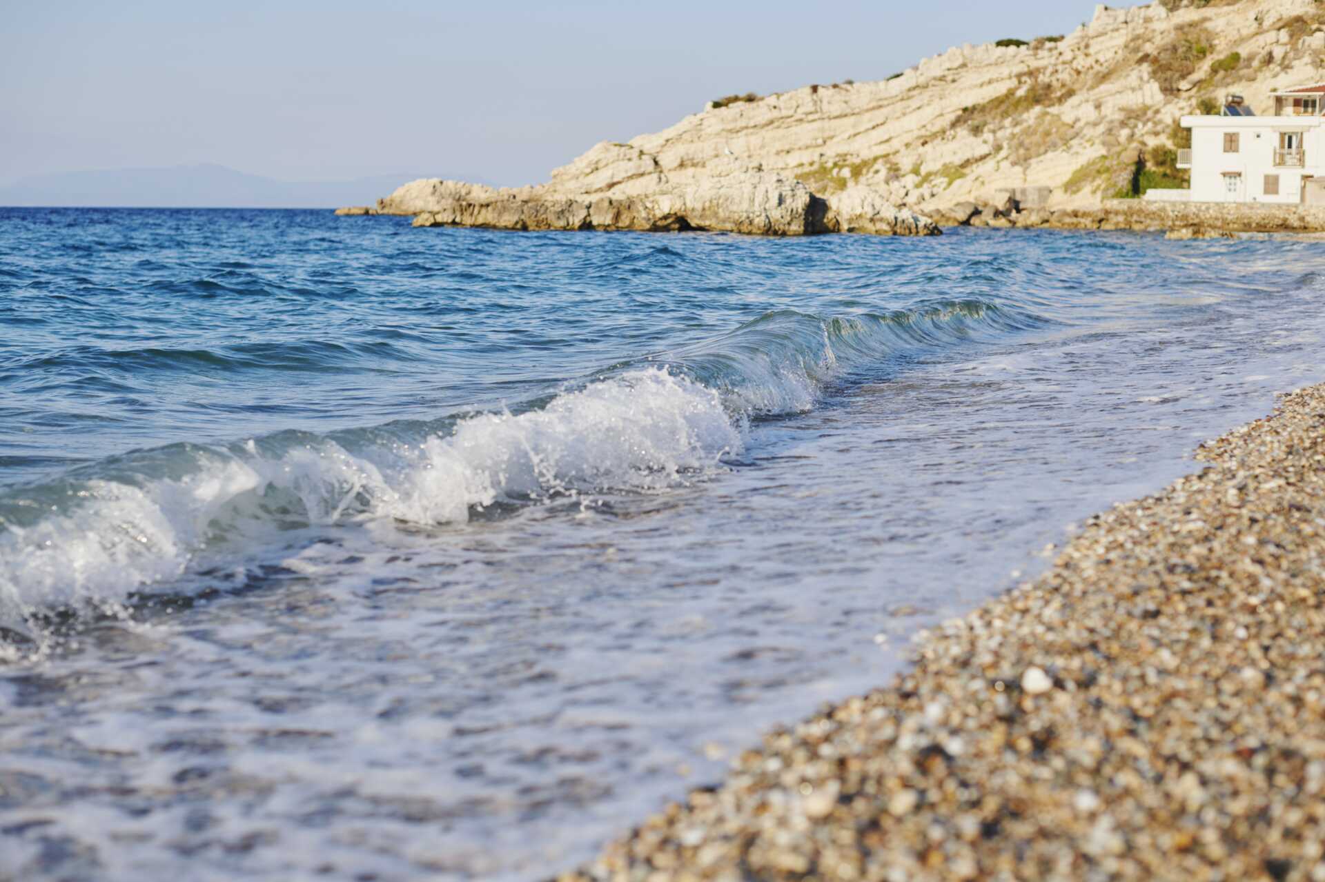 Kristallklart vatten i Kokkari på Samos, Grekland.