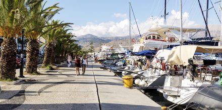 Längs hamnpromenaden i Argostoli finns tavernor och restauranger.