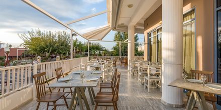Restaurang på hotell Ariadne på Rethymnon kust på Kreta, Grekland.