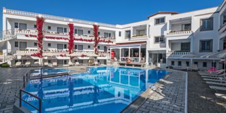 Poolområdet på hotell Ariadne på Rethymnon kust på Kreta, Grekland.