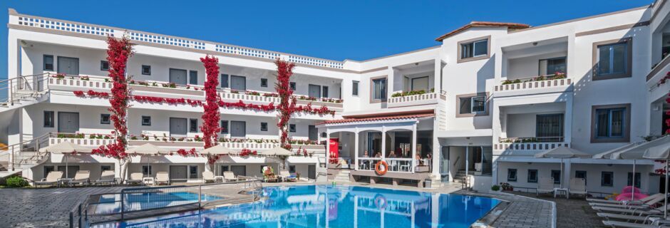 Poolområdet på hotell Ariadne på Rethymnon kust på Kreta, Grekland.