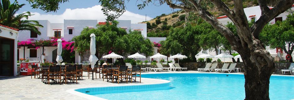Poolområdet på hotell Astron, i Karpathos stad, Grekland.