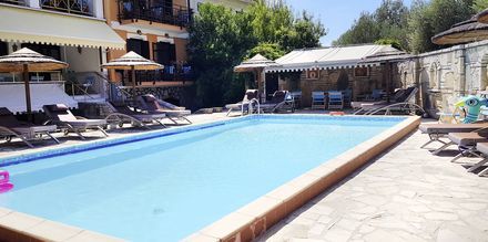 Poolområdet på hotell Athina i Pythagorion på Samos, Grekland.