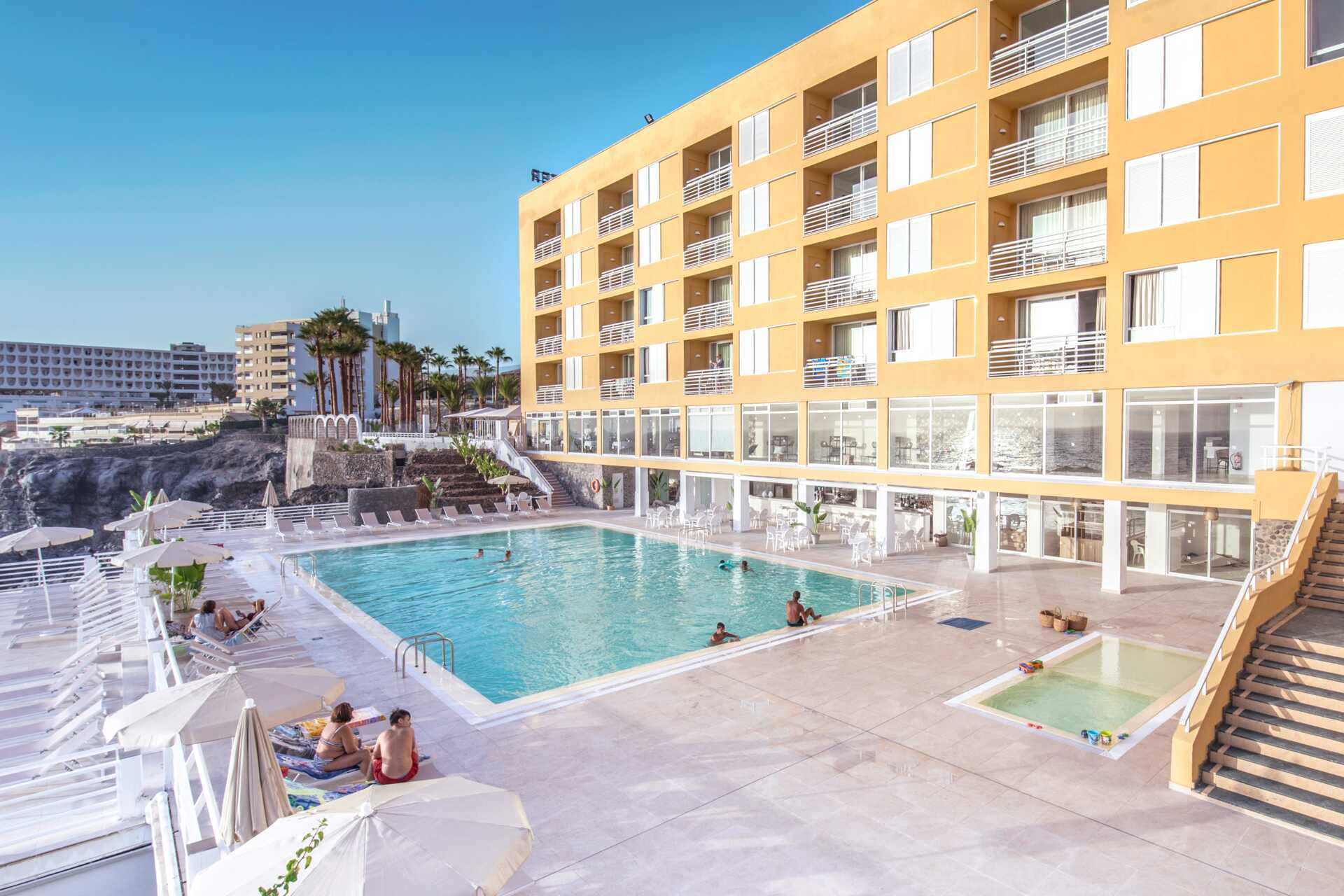 Poolområde på hotell Atlantic Holiday, Teneriffa.