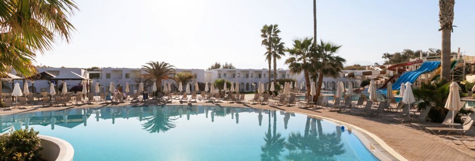 Poolområdet på hotell Louis Creta Princess i Maleme på Kreta, Grekland.