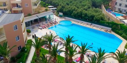 Poolområdet på hotell Atrion i Agia Marina på Kreta, Grekland.