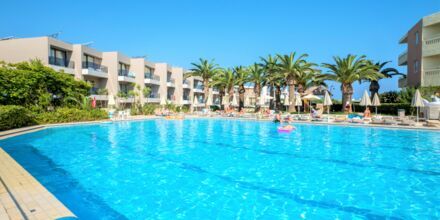 Poolområdet på hotell Atrion i Agia Marina på Kreta, Grekland.
