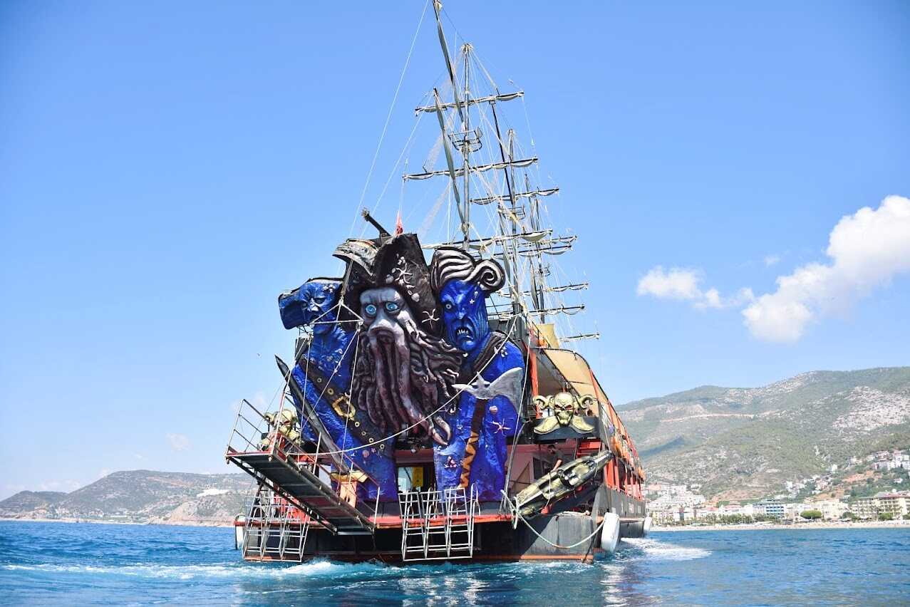 Badbåt från Alanya – med underhållning