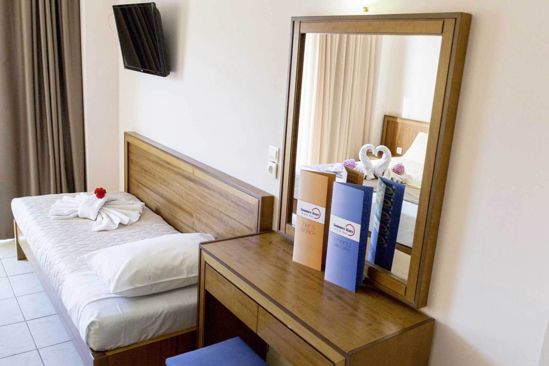 Bäddsoffa i dubbelrum på hotell Sunny Bay i Kastelli, Kreta.