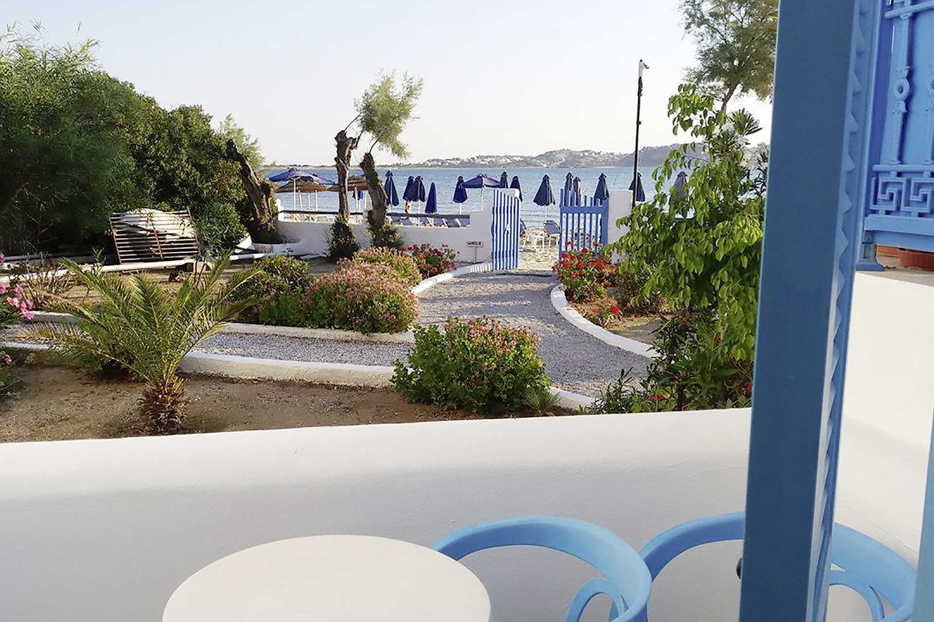 Balkong från ett av dubbelrummen på hotell Asteria i Naxos stad, Grekland.