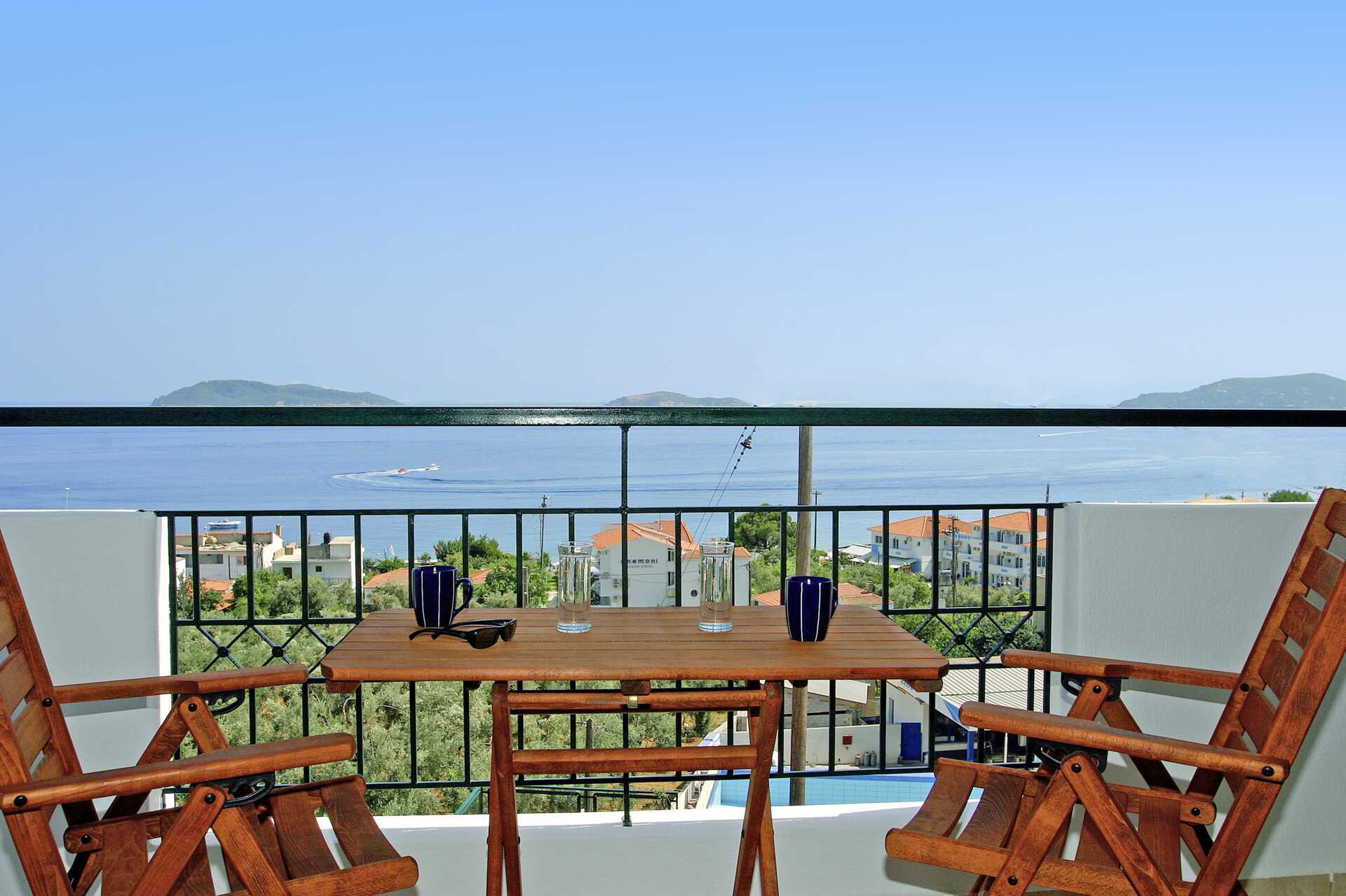 Balkong med havsutsikt  till enrumslägenhet på hotell Palmyra Studios på Skiathos.