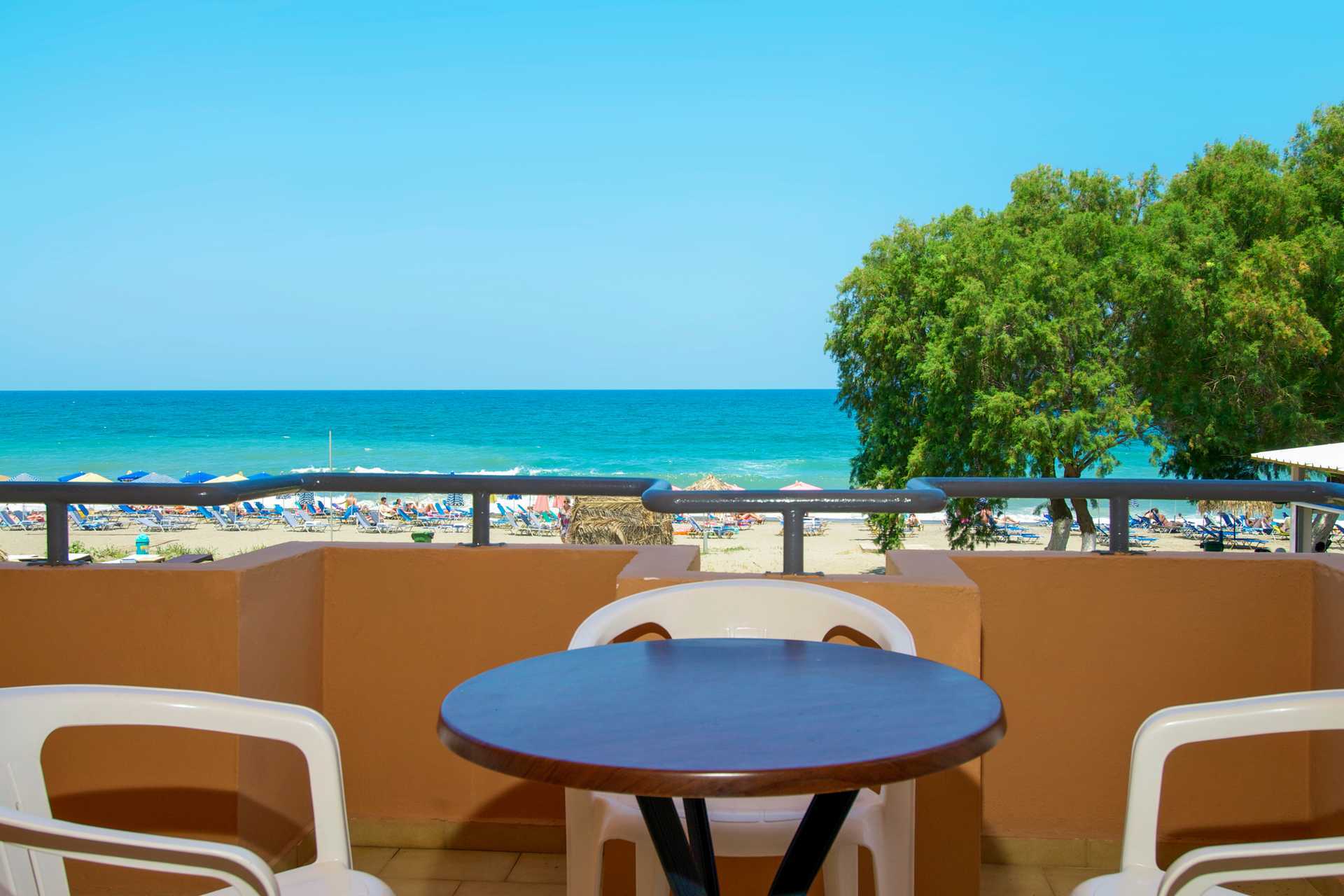 Balkong med havsutsikt på hotell Mary på Kreta.