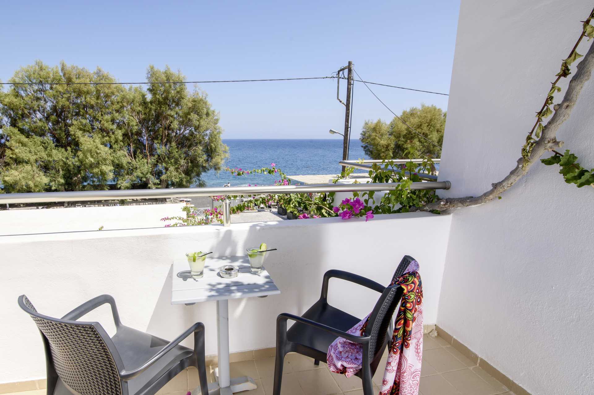 Balkong med havsutsikt på RK Beach Hotel.