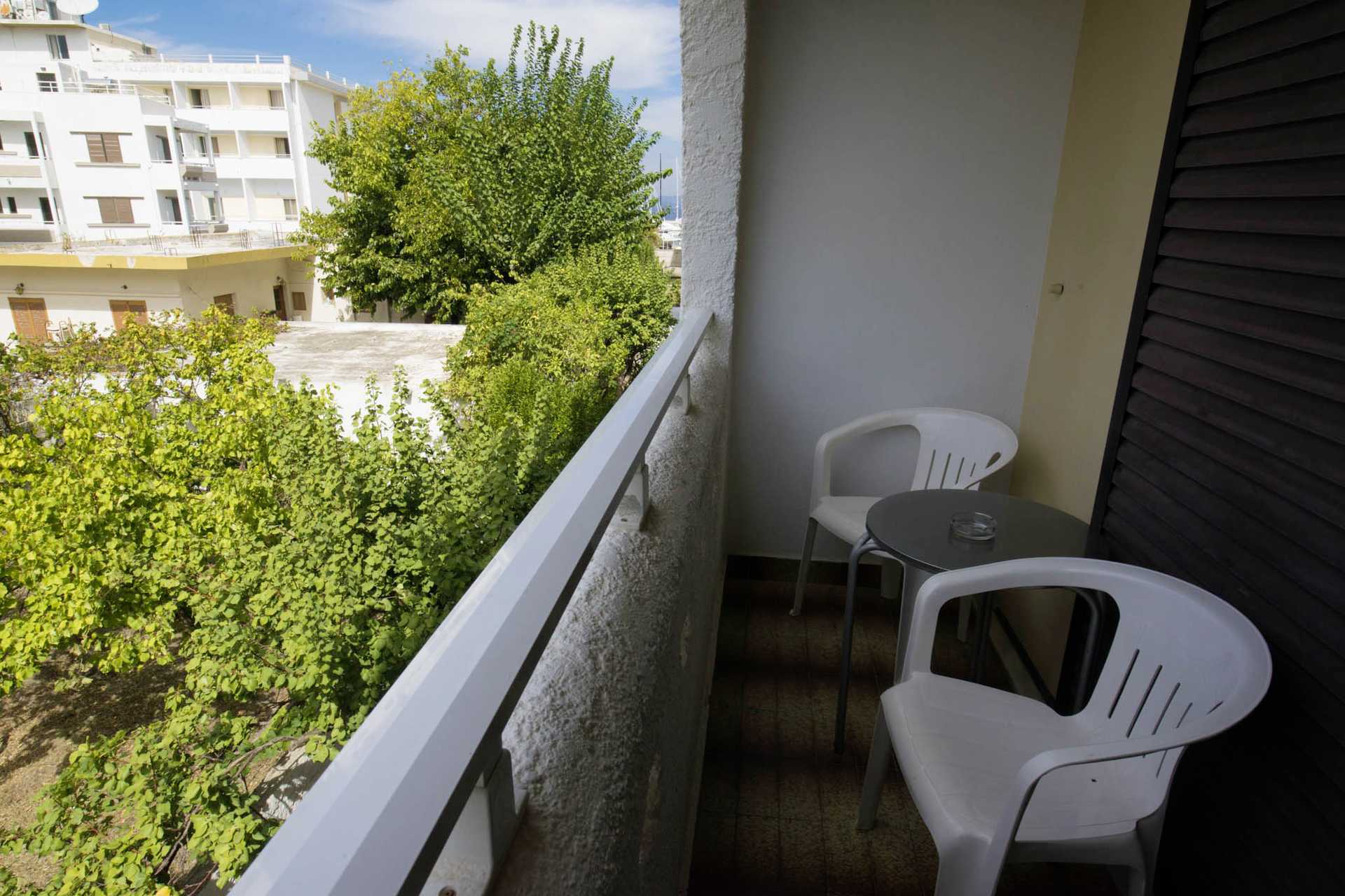 Balkong till dubbelrum på hotell International på Kos, Grekland.
