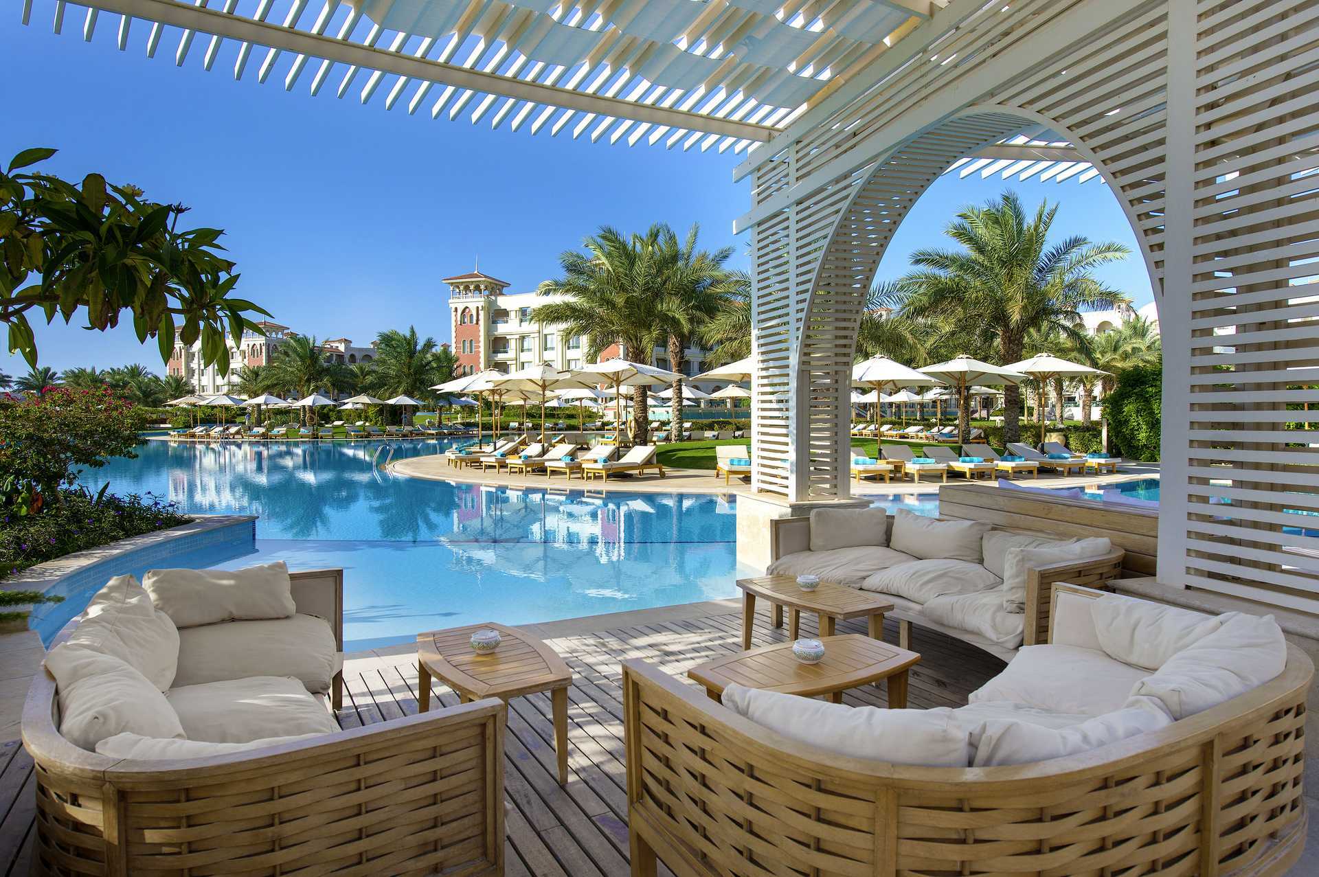 Poolbaren vid infinitypoolen på hotell Baron Palace Resort i Sahl Hasheesh, Egypten.