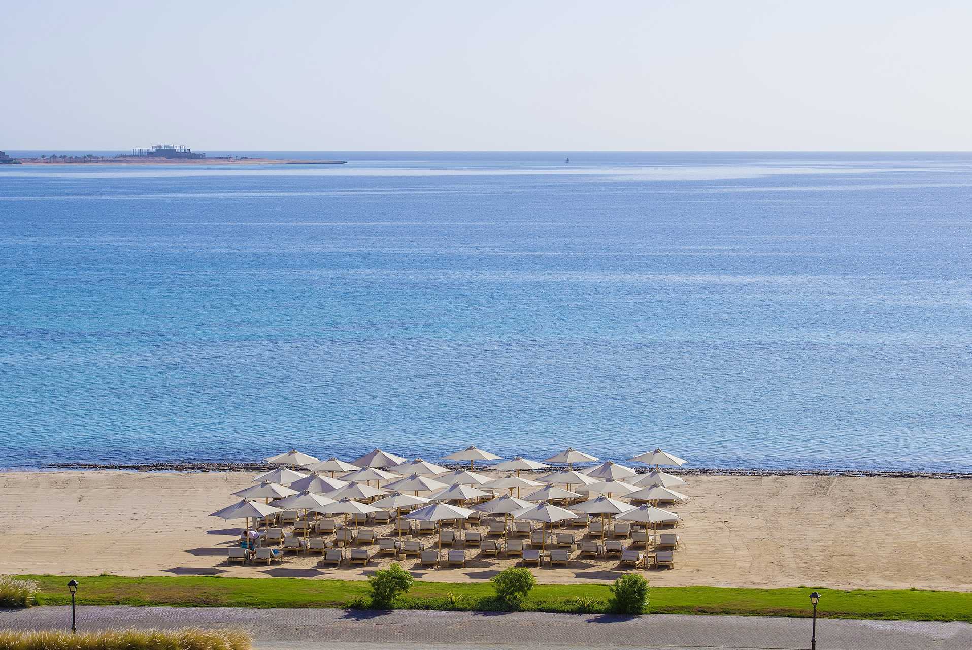 Stranden vid hotell Baron Palace Resort i Sahl Hasheesh, Egypten.