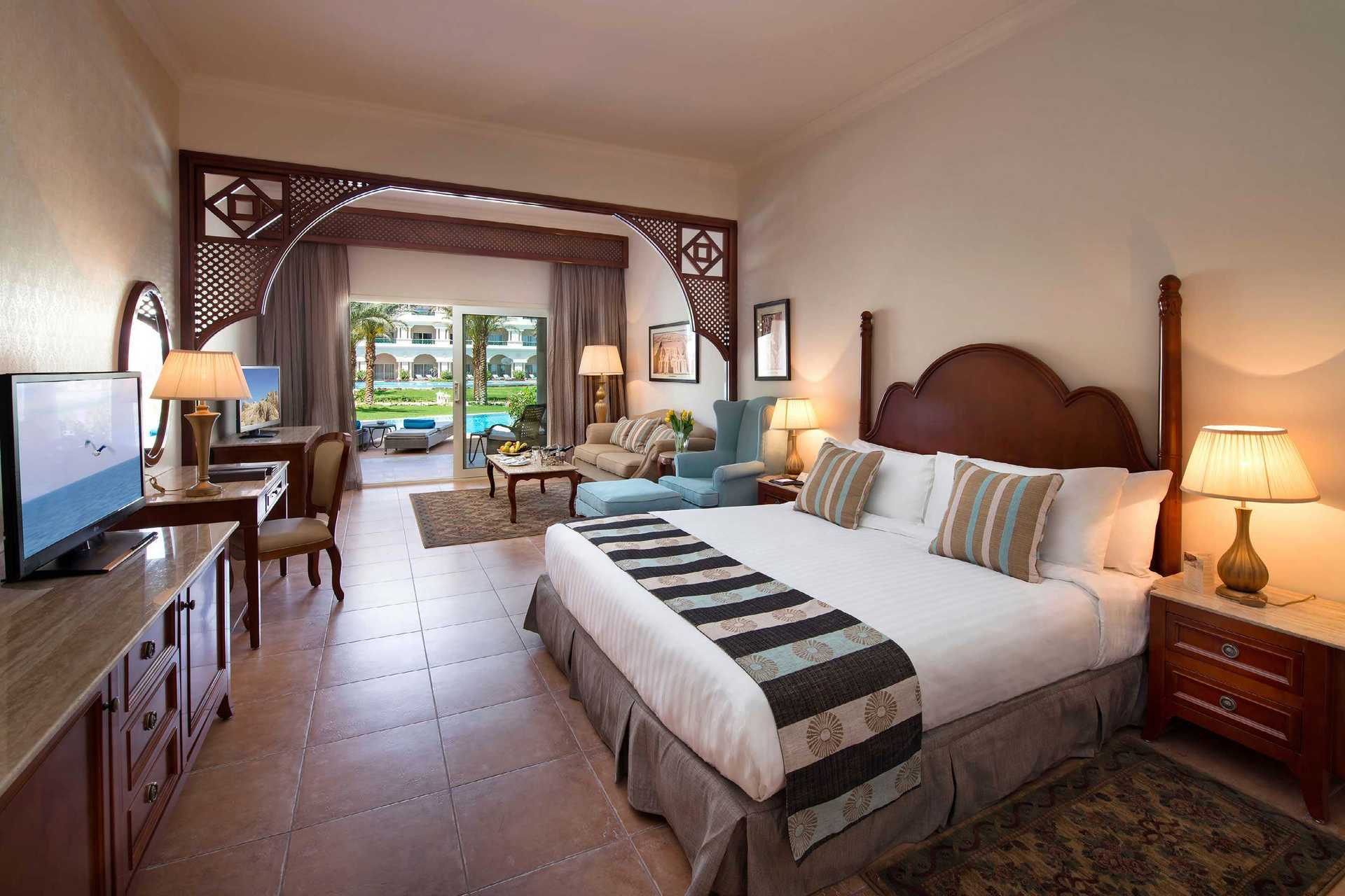 Deluxesvit med delad pool på hotell Baron Palace Resort i Sahl Hasheesh, Egypten.