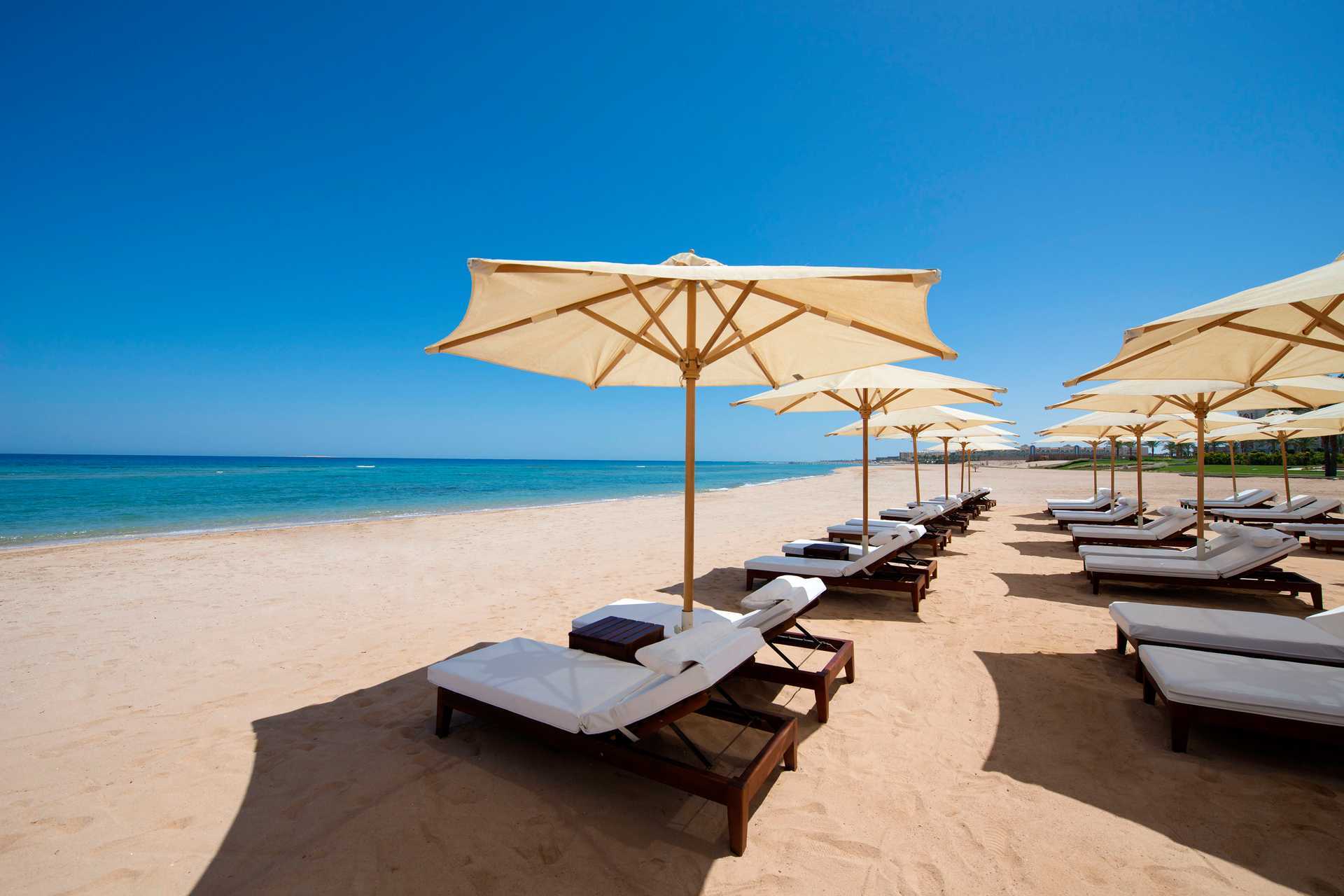 Stranden vid hotell Baron Palace Resort i Sahl Hasheesh, Egypten.
