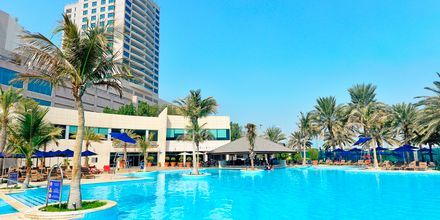Poolområde på hotell Beach Rotana Abu Dhabi i Förenade Arabemiraten.