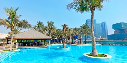 Poolområde på hotell Beach Rotana Abu Dhabi i Förenade Arabemiraten.