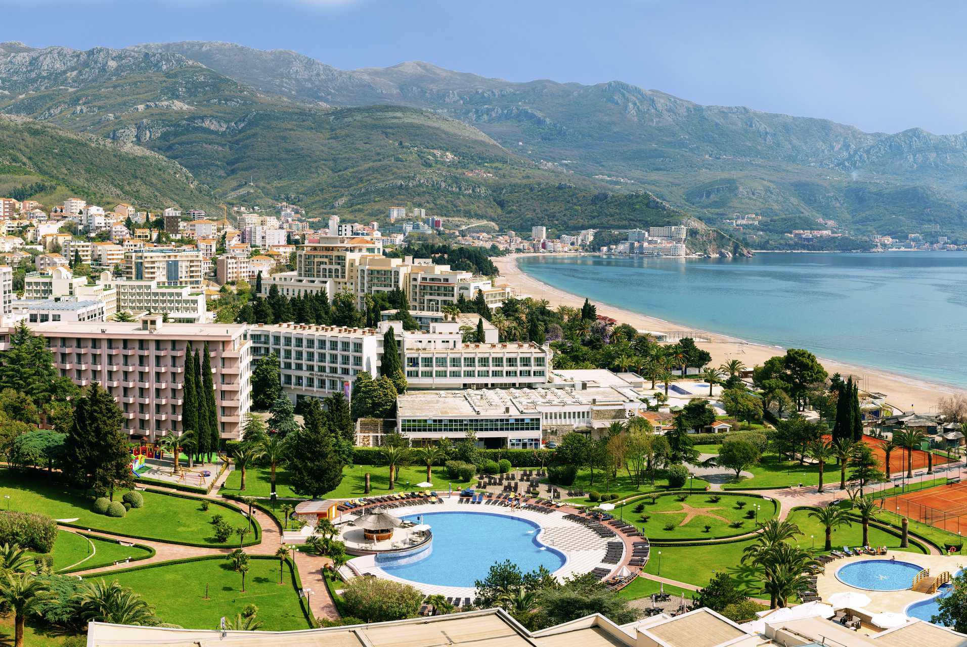 Vy över orten Becici, Montenegro.