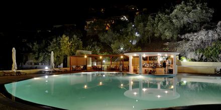 Poolområde på hotell Belvedere i Achladies på Skiathos.