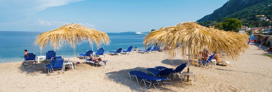 Stranden vid hotell Potamaki Beach i Benitses på Korfu, Grekland.