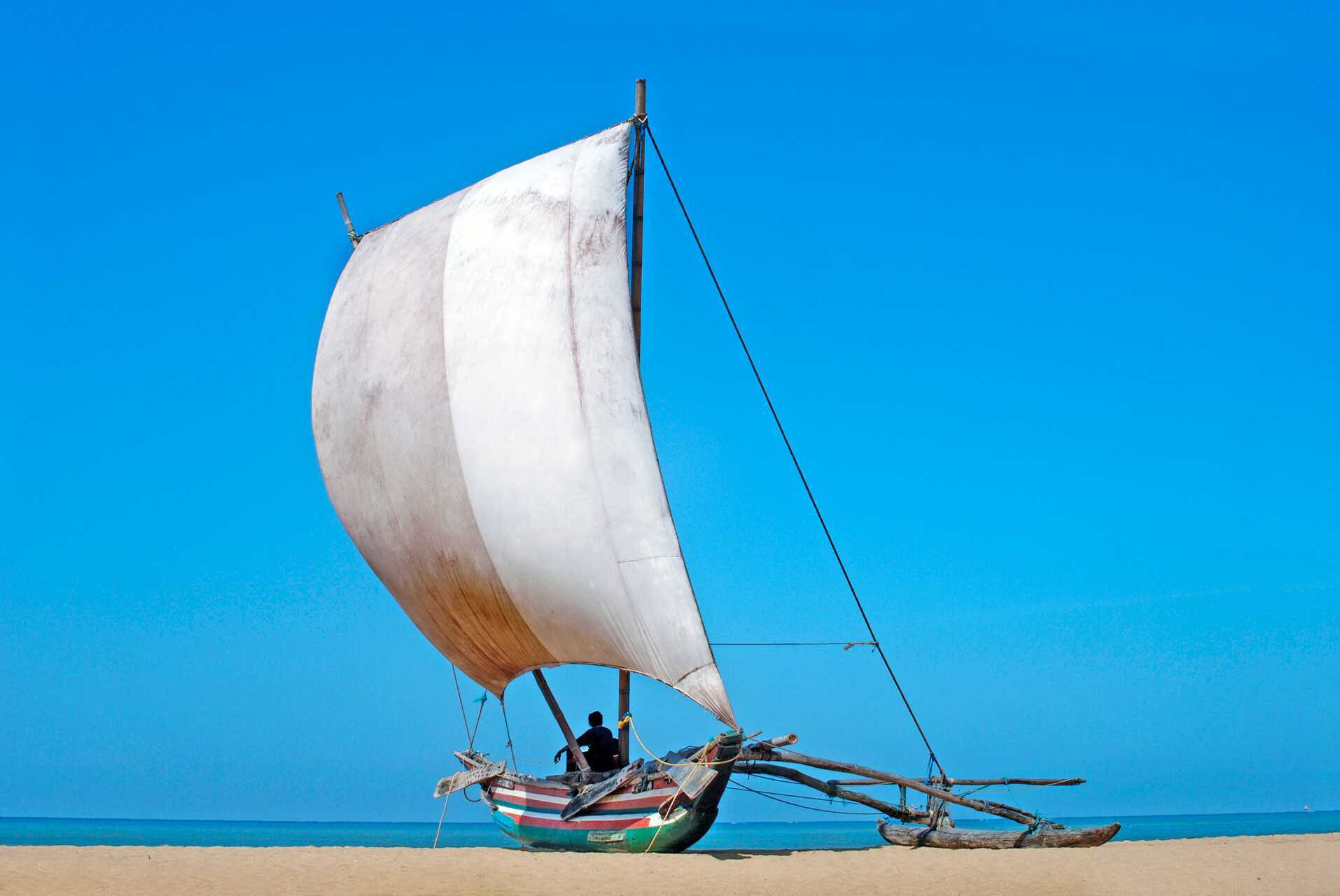 Traditionell fiskebåt på Sri Lanka.