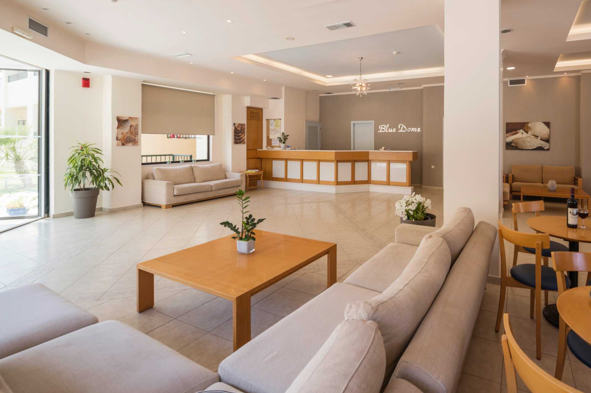 Receptionen på hotell Blue Dome i Platanias, Kreta.