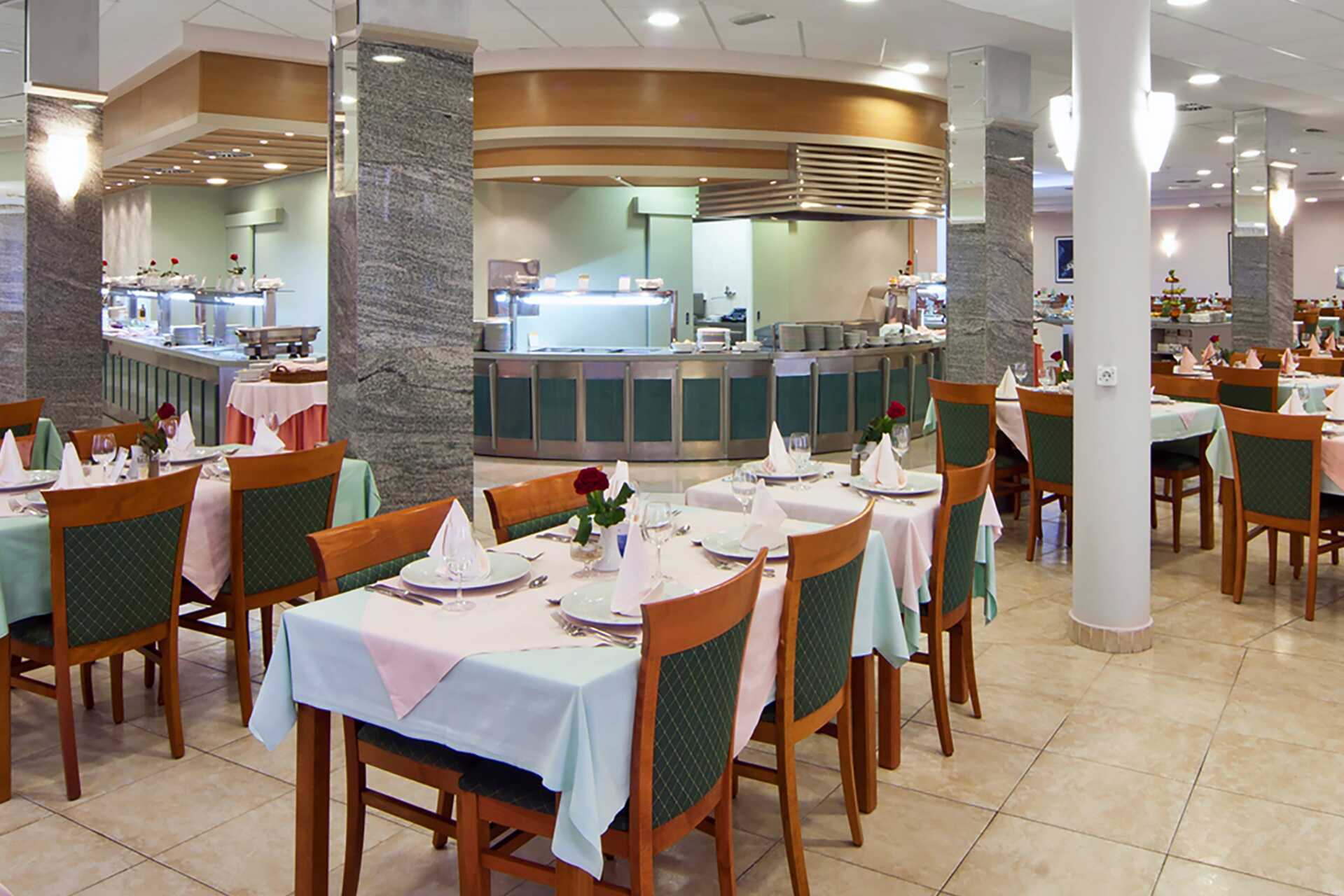 Bufférestaurangen på hotell Bluesun Afrodita i Tucepi, Kroatien.