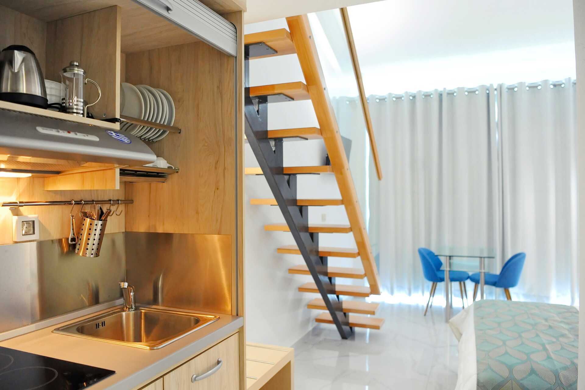 Bo i den nybyggda hotellbyggnaden på Captain Stavros på Lefkas, Grekland.