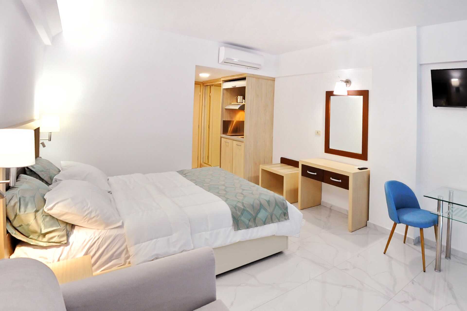 Bo i den nybyggda hotellbyggnaden på Captain Stavros på Lefkas, Grekland.