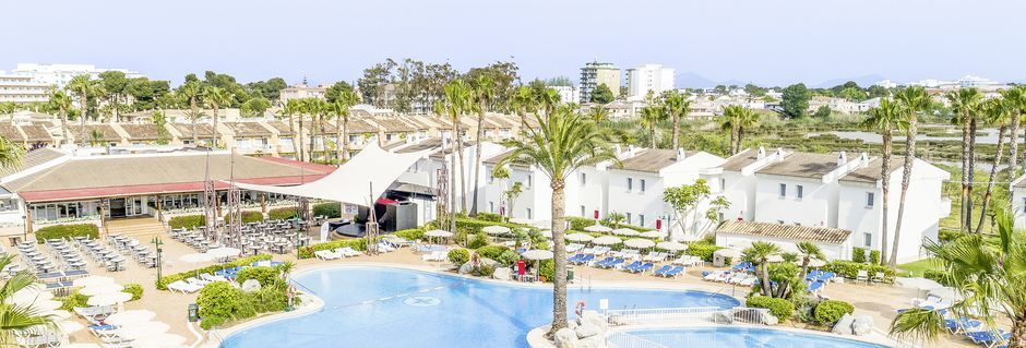 Poolområde på hotell BQ Alcudia Sunvillage på Mallorca, Spanien.